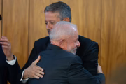 Arthur Lira com o presidente Lula em evento no Palácio do Planalto