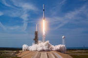 Bilionário japonês convida oito tripulantes para viagem à Lua com foguete SpaceX