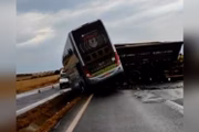 Veículo com 42 pessoas colidiu com carreta em rodovia de Minas