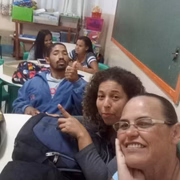 Na sala de aula da EJA, Lucila (no meio) está ao lado dos colegas de classe. Entre eles, o marido (de azul)