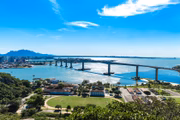 Além das praias, o local também tem um centro com construções históricas que vale a pena a visita