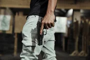 Com o decreto, qualquer pessoa pode conseguir a posse de armas no Brasil. Contudo, nem todos podem portar o artifício. Em outras palavras, é possível adquirir, registrar e manter uma arma guardada em casa. Por outro lado, apenas pessoas que tenham profissões específicas estão autorizadas a andarem armadas nas ruas