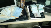 Foram recolhidos cheques, reais e dólares