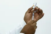 Vacina sendo preparada para aplicação na capital de Goiás