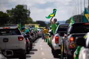 Aliados de Bolsonaro fazem manifestação contra lockdown em Brasília