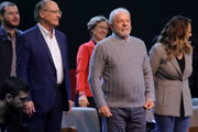 Alckmin (PSB) e Lula (PT) em evento em uma unidade do MST, em São Paulo