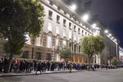 Público se reúne para prestar um minuto de silêncio a Elizabeth