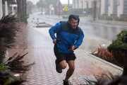 Brent Shaynore corre para um local protegido pelo vento e chuva do furacão Ian em 28 de setembro de 2022 em Sarasota, Flórida
