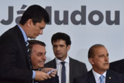 Moro enfrenta Bolsonaro em um processo que corre no Supremo Tribunal Federal (STF). O ex-juiz saiu do governo após, segundo ele, ter sido pressionado pelo presidente a interferir politicamente na Polícia Federal.