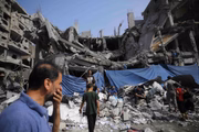Destruição após o ataque israelense no campo de Nuseirat, Faixa de Gaza