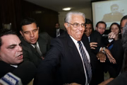 Foto de julho de 2007: na época, flagrado numa conversa telefônica negociando a divisão de um saque de R$ 2,2 milhões do BRB, Roriz deixou o Senado escoltado por seguranças