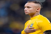 GRÊMIO: Everton (em alta) (jogou 342 minutos) Convocado para atuar na posição de Neymar em caso de necessidade, o atacante se tornou peça fundamental do técnico Tite ao longo da competição. Sem o camisa 10 (teve que ser cortado), Everton virou a melhor opção de velocidade e drible pela ponta esquerda e soube aproveitar isso muito bem. Desequilibrou o jogo contra o Peru, foi um dos destaques do duelo contra o Paraguai e só não foi tão bem contra a Argentina. Ainda assim, virou um dos objetos de desejo do mercado da bola e terminou a competição com o prêmio de artilheiro. 