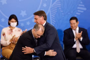 André Mendonça e Jair Bolsonaro em cerimônia no Palácio do Planalto