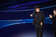 Bong Joon-ho foi a grande figura do Oscar 2020. Ao subir ao palco para receber a estatueta de melhor direção, por Parasita, fez questão de homenagear ídolos e concorrentes: Martin Scorsese e Quentin Tarantino. "Quando era jovem e estudava cinema, tinha um ditado que dizia: 'Se for bem fundo no coração, serei mais criativo'. Essa frase é de Martin Scorsese"