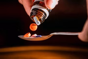 Os medicamentos antirretrovirais (ARV) surgiram na década de 1980 para impedir a multiplicação do HIV no organismo. Esses medicamentos ajudam a evitar o enfraquecimento do sistema imunológico
