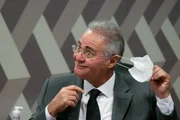 O senador Renan Calheiros retirou a máscara durante a sessão 