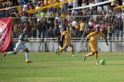 Luquinhas avança com a bola