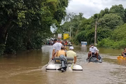 Pacientes de hospital de Ilhéus são transportados de botes e jet ski