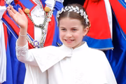 Princesa Charlotte acenando 