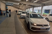 Táxis fazem fila no desembarque do Aeroporto de Congonhas