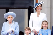 Rainha Elizabeth, príncipe Louis, princesa Charlotte e Kate Middleton na varanda do Palácio de Buckingham, em junho