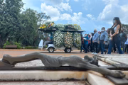 Amigos e familiares se despediram do fotógrafo