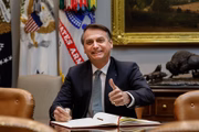 Bolsonaro assina documentos de parceira bilateral no Salão Oval da Casa Branca