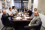 No último encontro da terceira via fotografado, não havia uma mulher sequer. No dia em que a imagem foi tirada, em 28 de junho, o grupo de seis partidos reafirmou as pré-candidaturas do deputado federal Izalci Lucas (PSDB) e do senador Cristovam Buarque (PPS) ao GDF e Senado, respectivamente 