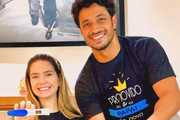 Camila Campos e Léo Zagueiro posam juntos no dia em que revelaram a nova gestação