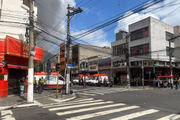 Ambulâncias do Samu estão a postos no Brás, onde incêndio atinge shopping