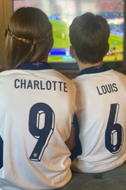 Clique de Charlotte e Louis assistindo ao jogo da Eurocopa