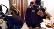 Policiais encontraram soco-inglês durante cumprimento de mandados de busca e apreensão 