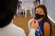 A autorização para o uso emergencial em adolescentes com 12 anos ou mais foi dada pela Agência Nacional de Vigilância Sanitária (Anvisa) em junho deste ano