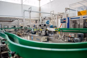 Esteiras por onde passam as garrafas de cerveja