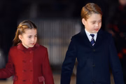 Os irmãos George e Charlotte 