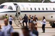 Brasileiros se despedem das amizades que fizeram durante o confinamento, na Base Aérea de Anápolis, em Goiás