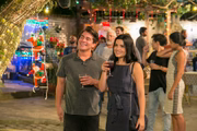 Julio (Thiago Martins) e Antônia (Vanessa Giácomo) saem na vila de mãos dadas no Natal da Vila.