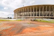 Do lado de fora, Mané Garrincha não recebeu nenhuma obra do projeto inicial