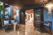 Acomodações do hotel de arquitetura rústica