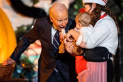 Biden brinca de "morder" bebê