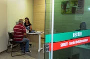 A Delegacia Especializada de Repressão aos Crimes por Discriminação Racial, Religiosa, Orientação Sexual e da Pessoa Idosa ou com Deficiência (Decrin) é responsável pelas investigações das ocorrências