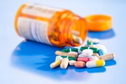 O uso regular dos ARV é fundamental para aumentar o tempo e a qualidade de vida das pessoas que vivem com HIV e reduzir o número de internações e infecções por doenças oportunistas