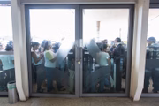 Muitas pessoas tentaram assistir à votação, mas não conseguiram entrar