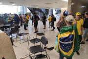 Extremistas invadem o STF no 8 de Janeiro