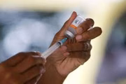 A vacina infantil vem em uma embalagem de cor laranja, diferente da versão para maiores de 12 anos, que é roxa. A seringa utilizada é a de 1ml, e o volume aplicado deve ser de 0,2ml