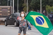 As pessoas desceram dos carros para a manifestação