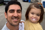 Marcelo Adnet posa carregando a filha, Alice