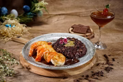 Camarão com zabaione de chocolate, acompanhado de risoto negro e alcachofra do MED