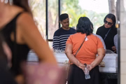 Familiares da vítima dão o último adeus à vendedora, na tarde desta segunda-feira (6/2)