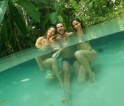 Grazi Massafera, João Villa e outra amiga posam para fotos no Jalapão